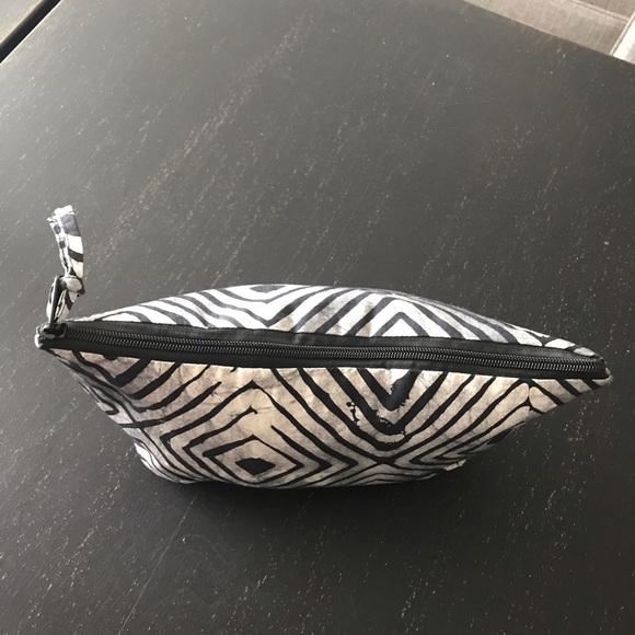 Queen Alaffia Makeup Bag Made in Ghana - Picture 3 of 7